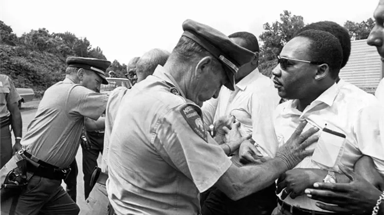 מתמקד בתקופת חייו האחרונה. 'מלך במדבר'
