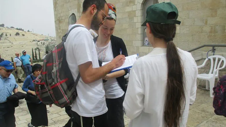 חותמים על העצומה