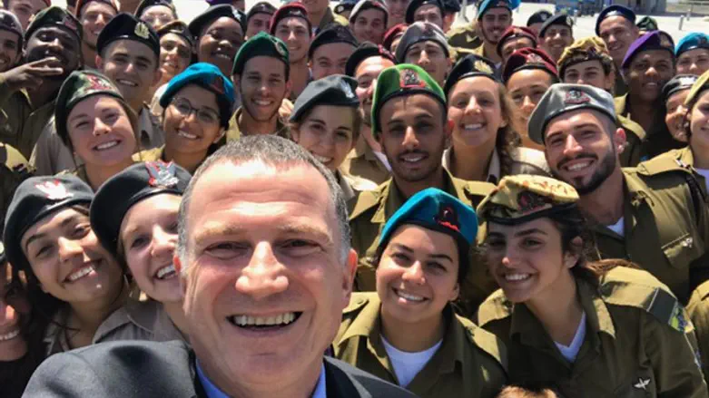 צילום סלפי עם החיילים המצטיינים