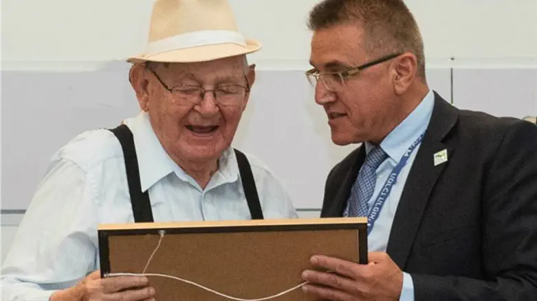 התורם דוד קליין עם מנהל בית החולים ד"ר זרקא