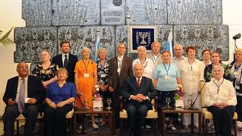 המצילים, הניצולים והנשיא