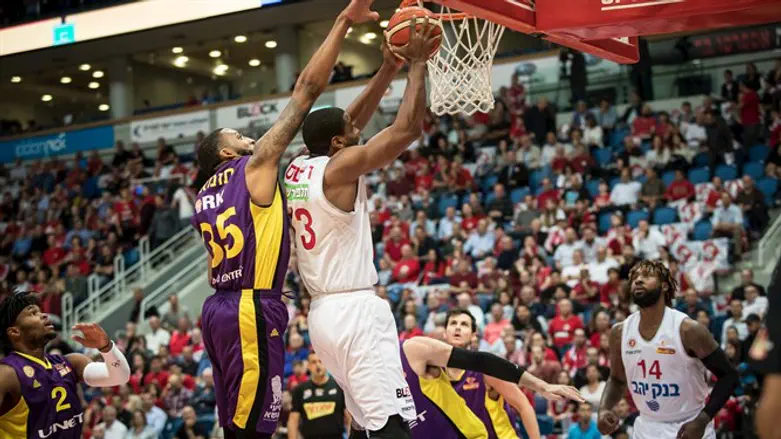 רוברטס מירושלים, עובר את תומאס מחולון