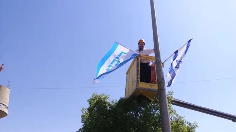 ראש ההמועצה שלמה נאמן תולה דגלי "ריבונות"
