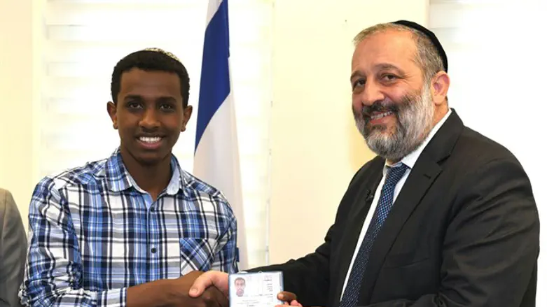 Aryeh Deri gives ID card to Santayehu