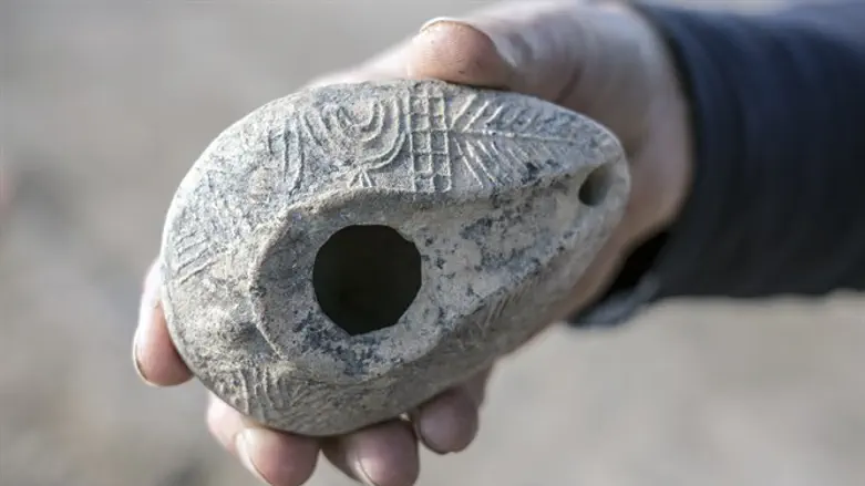 Древняя лампа, украшенная изображением меноры