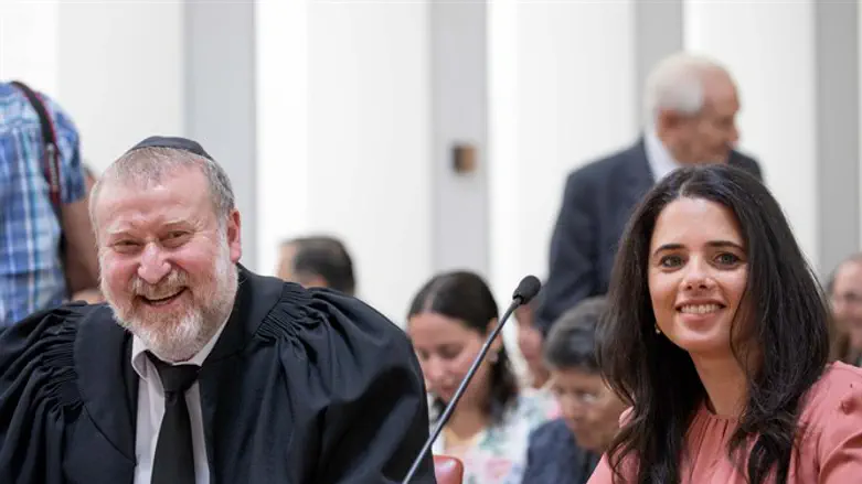 מי ינצח? שקד ומנדלבליט