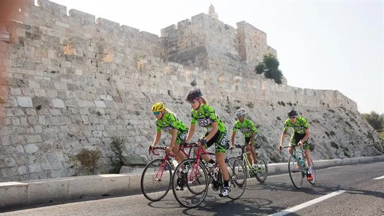 לרכב בין נופיה ההיסטורים והקדושים של ירושלים