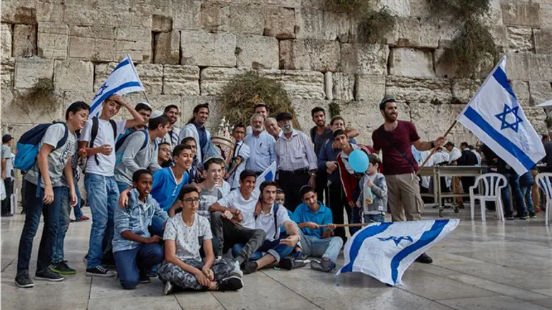 בני נוער בכותל המערבי