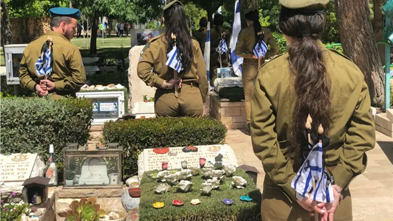 טקס 'דגלון לנופל' בהר הרצל