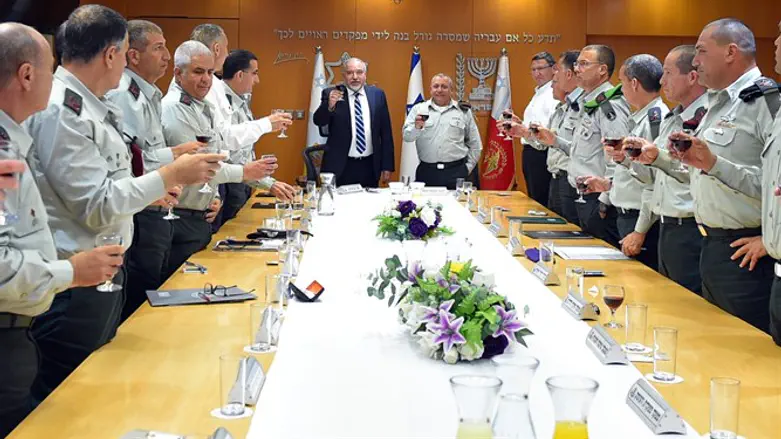 השר ליברמן עם חברי פורום מטכ"ל