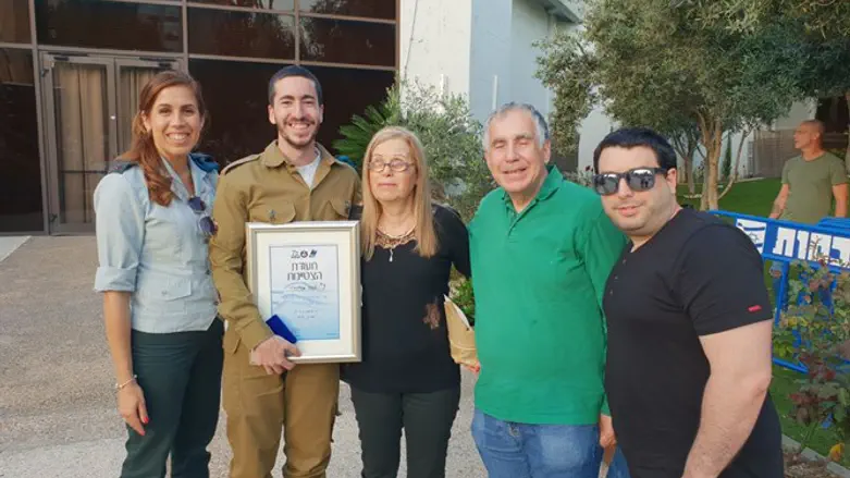 רב"ט אורי לוי עם בני משפחתו