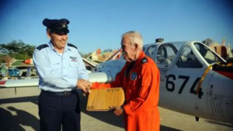 האלוף נחושתן מעביר את הצוקית למוזיאון חיל האו