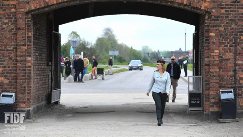"להיזהר משיוכים אקטואליים למציאות שלנו". סא"ל מוריה שדה במסע 'עדים במדים'