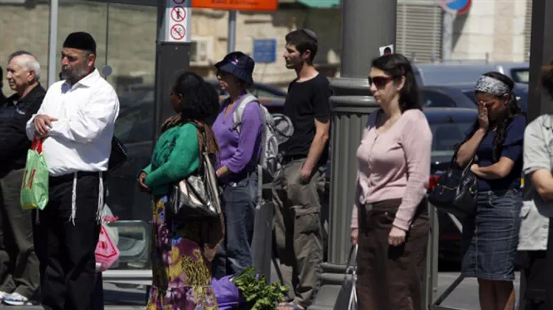 עומדים בצפירה