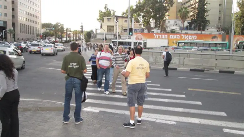 Yad L'achim activists face off against missionaries in central Tel Aviv