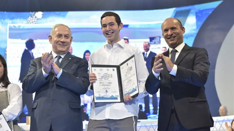 עזריאל שילת עם ראש הממשלה ושר החינוך