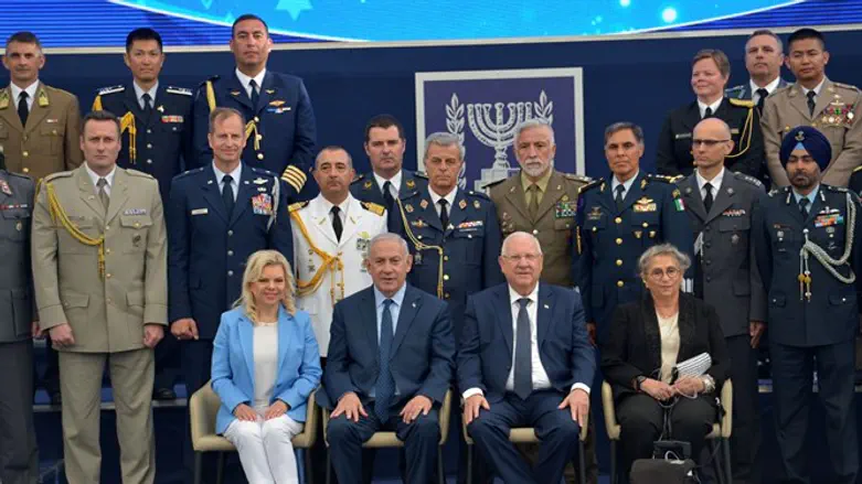 הדיפלומטים הזרים עם ראש הממשלה והנשיא