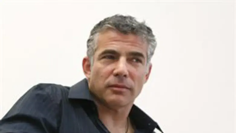 עוד לא נכנס וכבר כזה בלאגן... לפיד