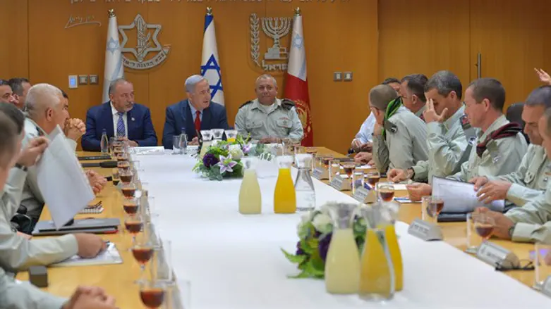 Netanyahu and Lieberman raise a toast with the General Staff forum