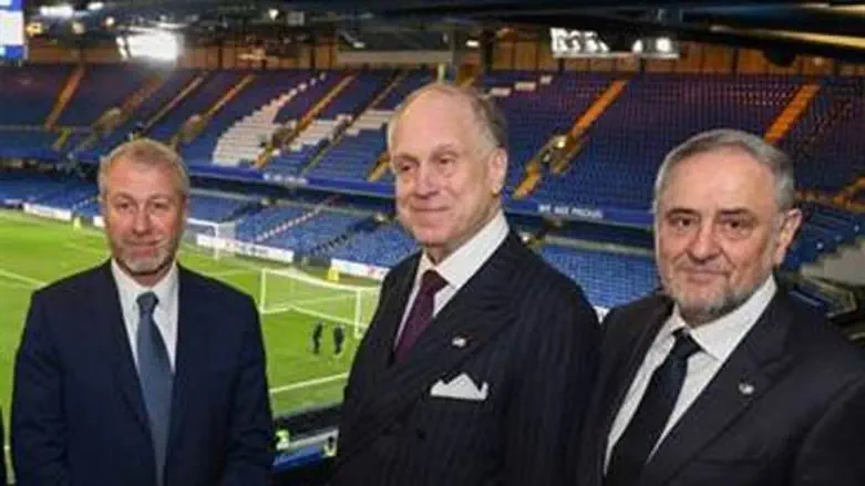 Роман Абрамович (слева)