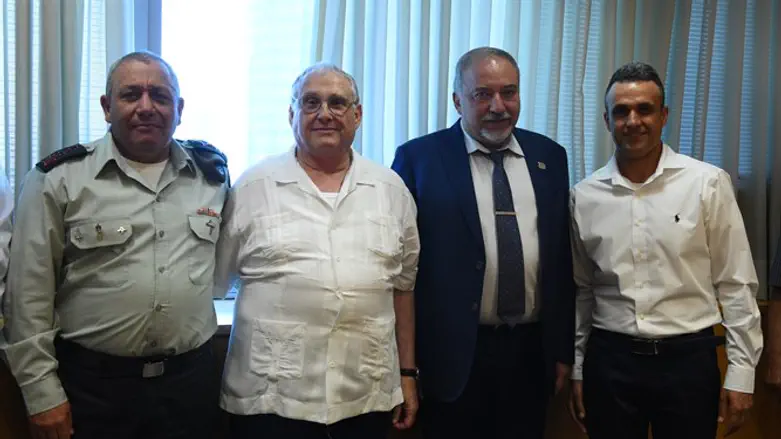 Гади Айзенкот, Хагай Тененбаум-Эрез, Авигдор Либерман и Эйтан Дахан