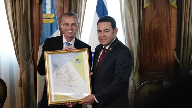 השר לוין והנשיא מוראלס