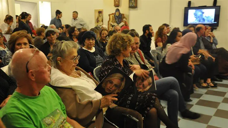 ריבלין (שנייה משמאל) בתערוכה בהיכל שלמה