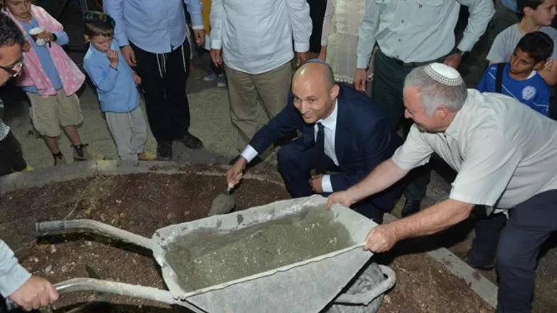 בנט בניר עציון