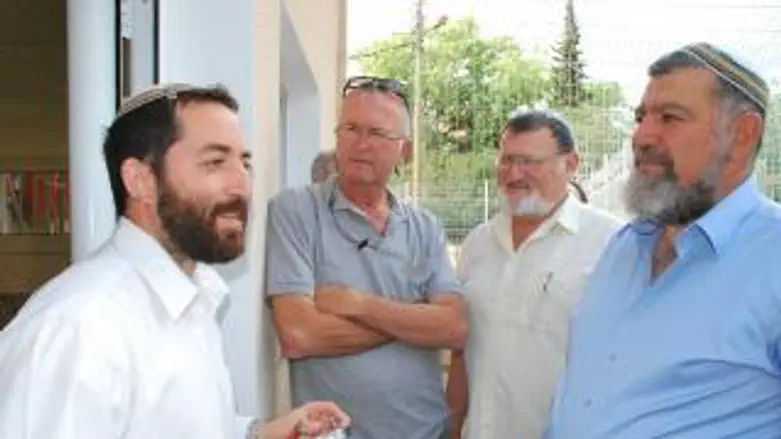 מצדיעים
