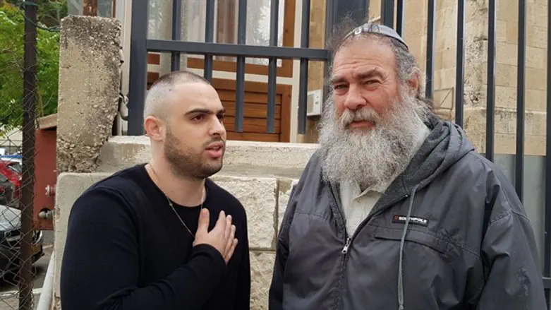 Бен Дери (слева) в военном суде