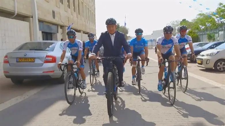 Нетаньяху и велосипедисты