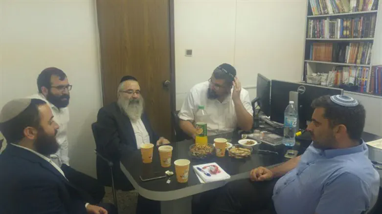 הפגישה בכפר חב"ד