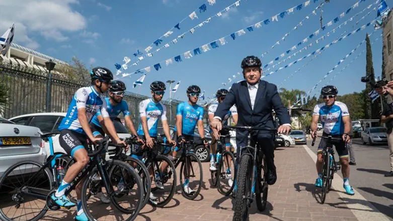 ראש הממשלה נתניהו עם רוכבי האופניים