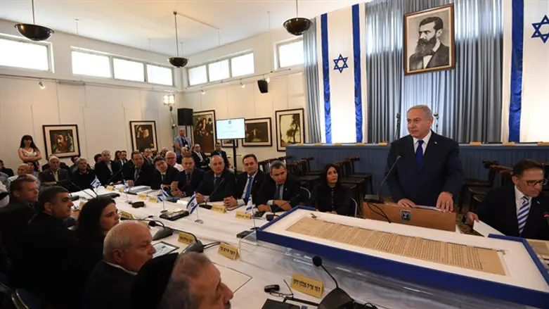 אם הוא היה רוצה פסקת התגברות, היא הייתה עוברת מזמן. נתניהו בישיבת הממשלה