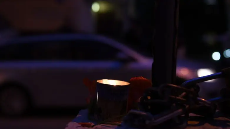 נר זיכרון שהודלק ליד מכינת בני ציון בתל אביב