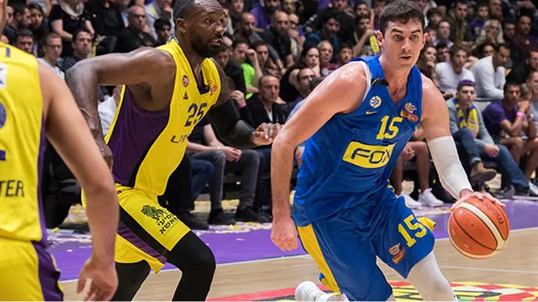 גייק כהן מול חולון, הערב