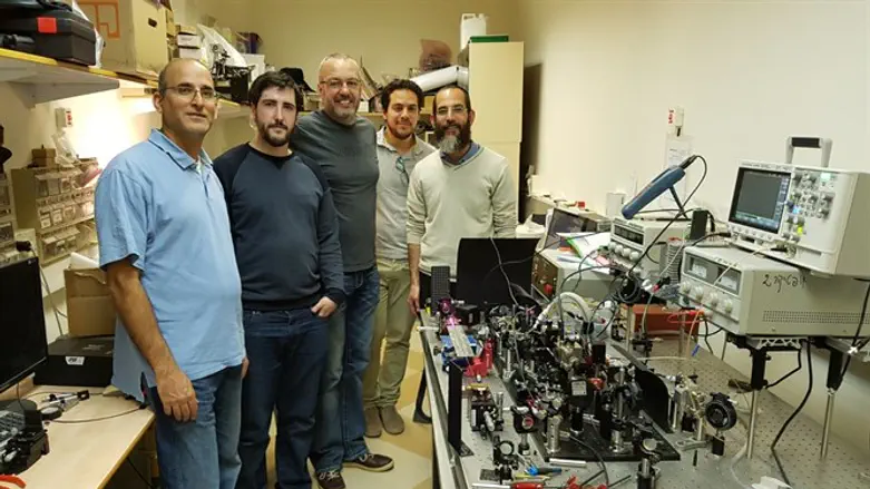 החוקרים במעבדה