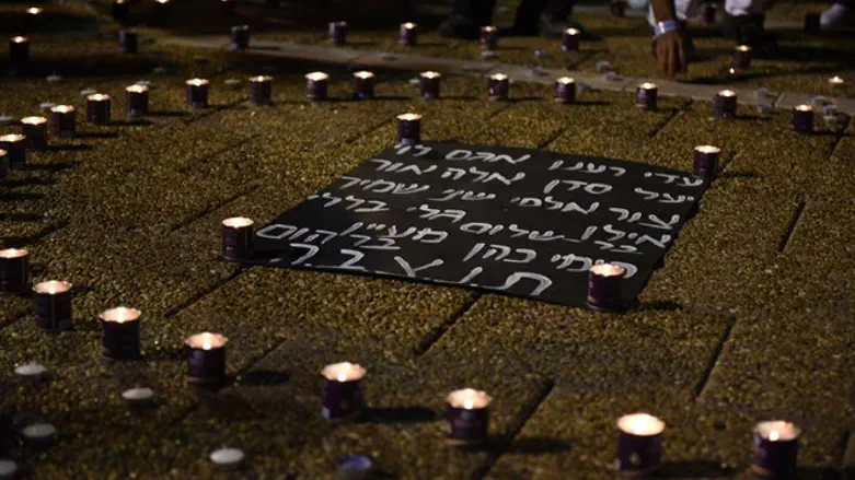 Lighting candles in memory of those who perished 