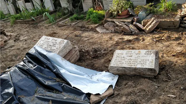 הקברים שניזוקו