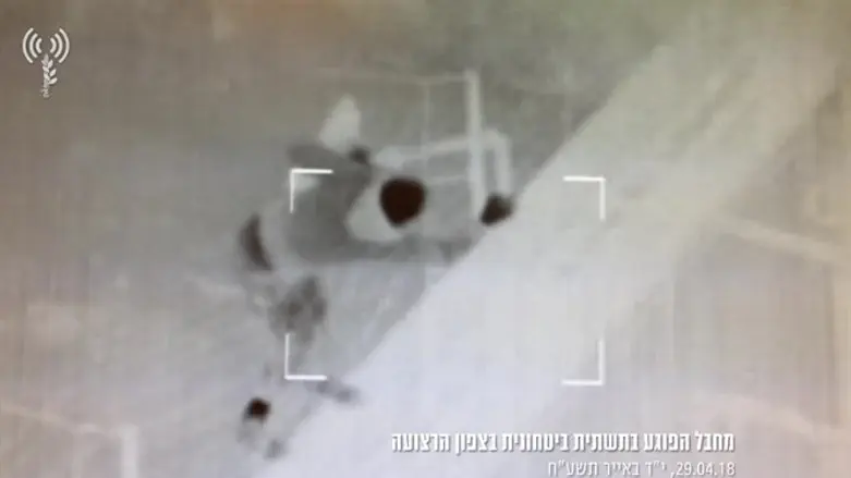 Палестинский террорист у забора безопасности