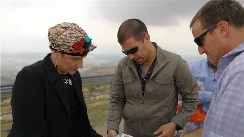 מועלם-רפאלי בסיור עם אנשי "רגבים"