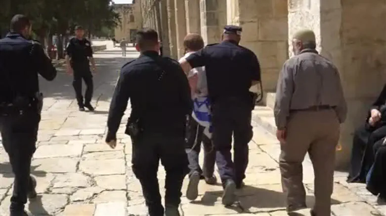 boy kicked off Temple Mount for having Israeli flag