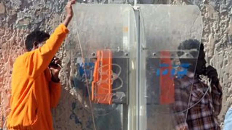 מתקשרים הביתה. זרים בתל אביב