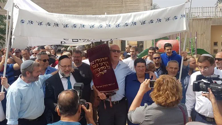 הכנסת ספר התורה