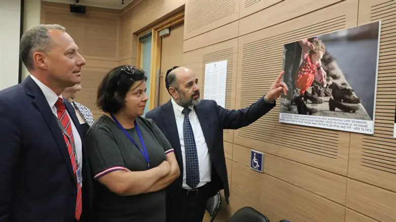 פתיחה התערוכה