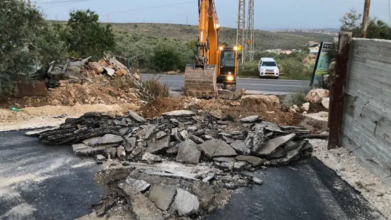חסימת הכביש, סמוך לאזור התעשייה של הכפר חארס