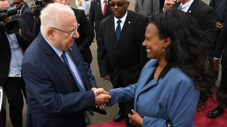 ריבלין עם נחיתתו באתיופיה