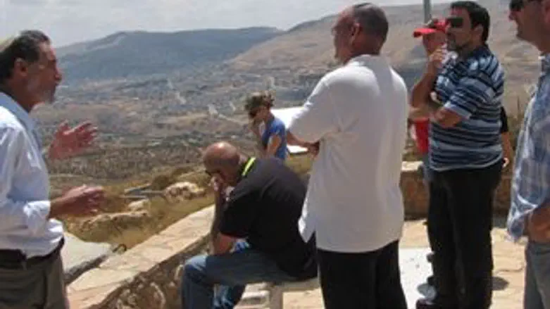 הכתבים באלון מורה