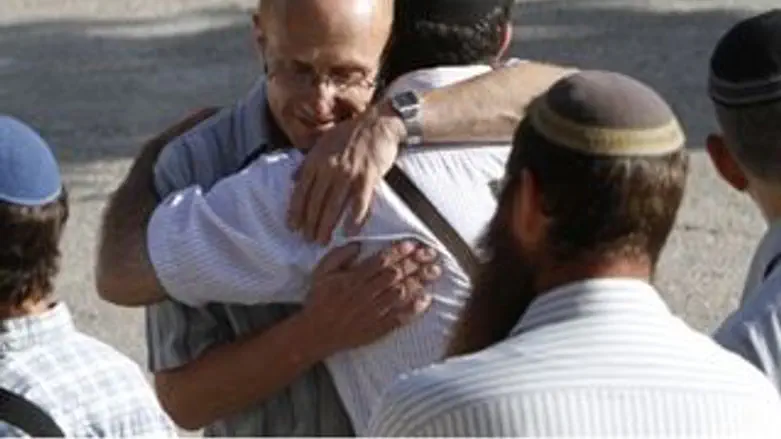 האב במהלך הלוויה