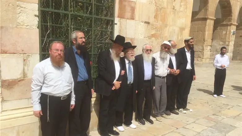Rabbi Lior and other rabbis on Temple Mount